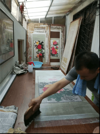 裱画工艺：蜡笺纸的托芯方法